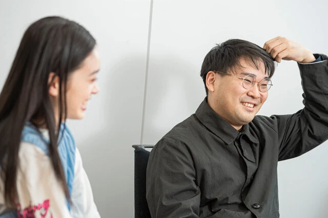 撮影中のことを思い出しながら阪元監督にある質問をする髙石さん。監督の思わぬ回答に笑いがこぼれる