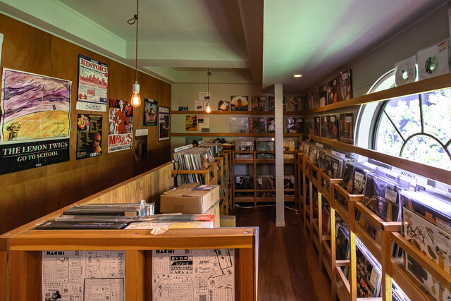 京都「Hachi Record Shop & Bar」、2階のレコードショップ。ジャズからエレポップ、日本人アーティストまで、扱うジャンルは多岐にわたる（京都府京都市下京区平居町19）