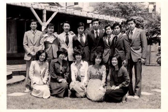 77年、NETテレビからテレビ朝日へ変わり、その第一期アナウンサーとして9人が入社。その頃の貴重な集合写真。南さん（前列右から2番目）をはじめ、コンビを組むことが多かった古舘伊知郎さん（後列左から4番目）、のちに『朝まで生テレビ』で見事な仕切りを見せる渡辺宜嗣さん（後列左から3番目）など、まさに粒ぞろいだった。