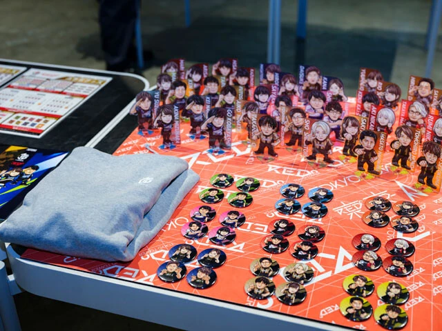 本イベントのために書き下ろされた全36選手のイラストであしらったアクリルスタンドやバッジなどのオリジナルグッズも販売される