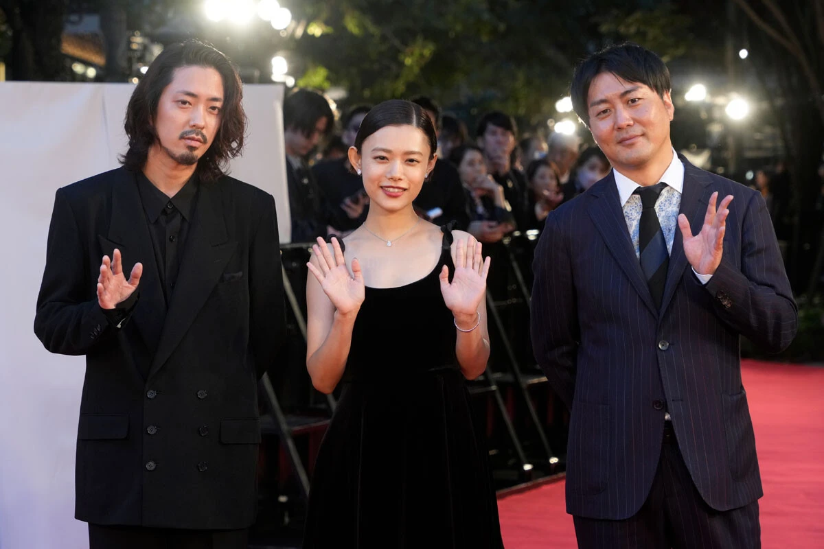 12月8日に公開された映画『市子』主演の杉咲花さん（中央）、その恋人役の若葉竜也さん（左）、戸田彬弘監督（右）