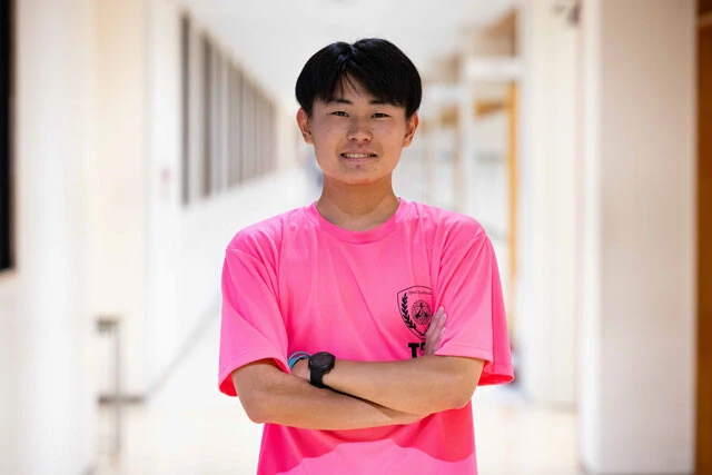 9歳から15歳までサッカーのクラブチームに所属、ハーフマラソンを2回完走している同好会副部長の長谷川