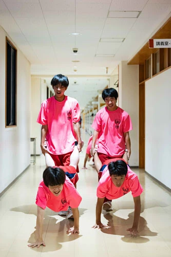 SASUKE同好会の部活動の様子。SASUKE甲子園の1回戦の種目である「おんぶリレー」や「手押し車」の対策も