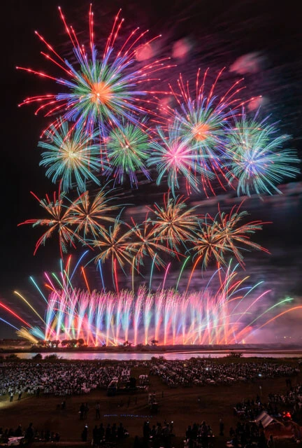 マルゴーで打ち上げた花火。コロナ禍以前は多くの人が会場に集まり、その美しさ、迫力、儚さを間近で感じていた