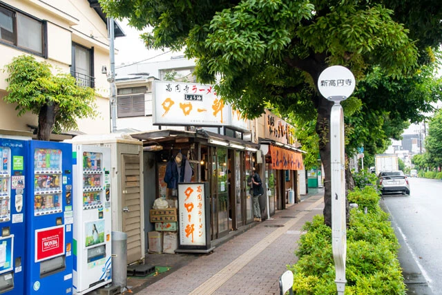 すぐ近くのバス停は「タロー軒前」と改名した方がよさそう