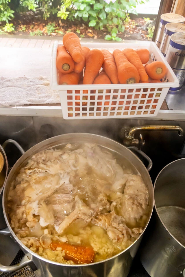 煮込む途中で絶対に水を足さないというこだわりのスープ