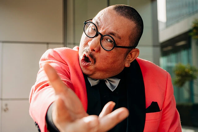 売れっ子たちが認める天才芸人、街裏ぴんくの「ウソみたいな本当の話」