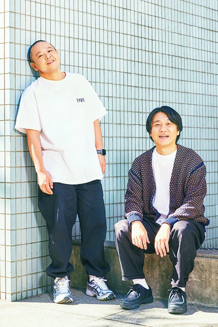 下ろしたてのカーディガンを羽織る児玉、下ろしたてのスニーカーを履く赤羽