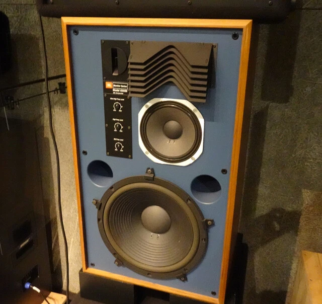 「雪折君のピアノの音が鳴るスピーカーは、ダイナミックなサウンドでジャズとの相性抜群の『JBL 4344M』をチョイスしました」（近兼氏）