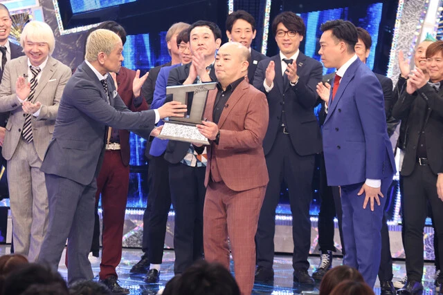 今大会はトーナメント方式を採用。1対1でネタを披露し、100名の観客がそれぞれ3点満点で審査。合計点(300点満点)が高いほうが勝ち上がる。ネタの制限時間は6分以内と、ほかの大会より長め