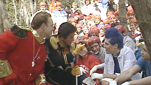 「インターナショナル大会」では、チャック・ウィルソンさん(左)が副隊長として英会話をサポート