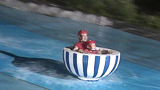 水が流れる坂を、大きなおわんで滑っていく「どんぶらこっこ」。着水時に、おわんから落ちなければクリア!