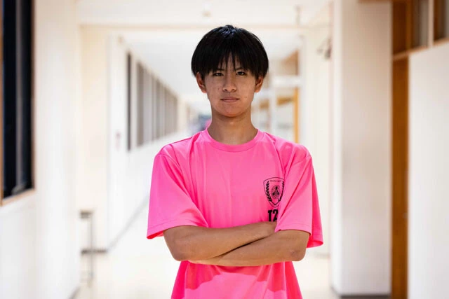 9歳から15歳まで空手をやっていた黒帯の小畑を含む3人で、SASUKE本戦出場を目指す