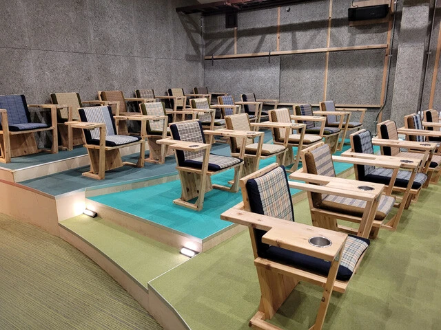 シアターは全50席。国指定文化財「丹波布」を使用したシートとゆとりある席の間隔で、とてもリラックスしながら映画を楽しめる