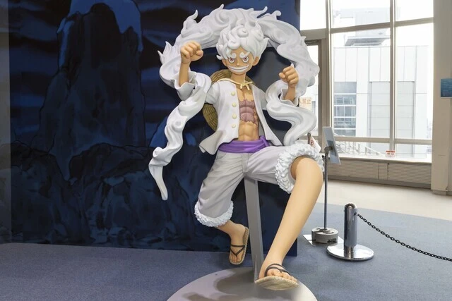 Luffy activates Gear 5 (Fifth) to confront Kaido. His completely white transformation and his toothy smile are distinctive!