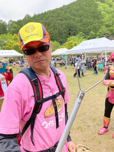 つちのこ学会理事長の花園ゆ~ま氏。つちのこフェスタには、農具を改良し作製したオリジナルの捕獲棒を携えて参加していた