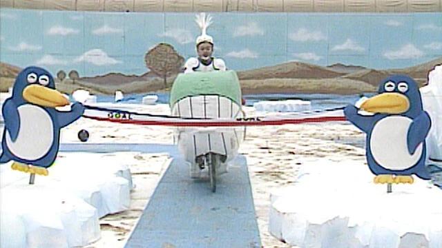 大洋ホエールズファン必見!「がんばれホエールズ」では、クジラをかぶせた自転車で、コースを走り抜ける