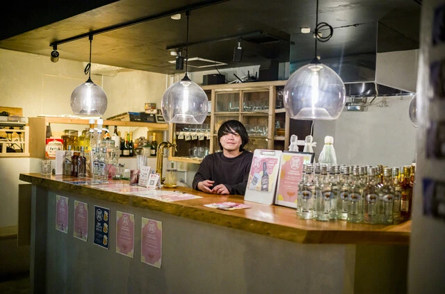 「近道」に併設しているバー・イベントスペース「おてまえ」。店長の齊藤駿介さん