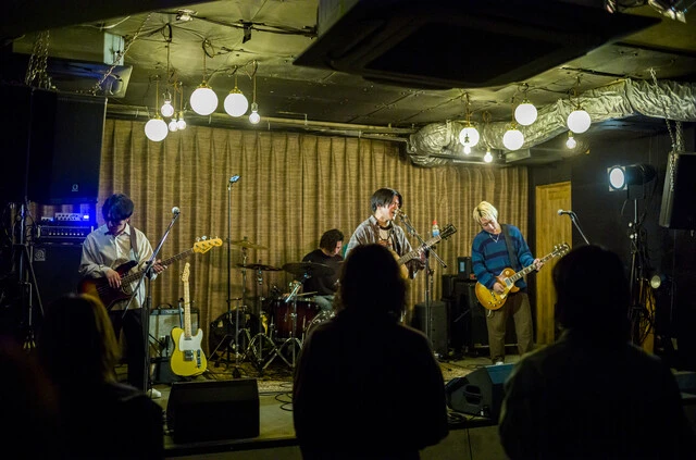 ライブハウス「近道」。店内にはお客さんが多数