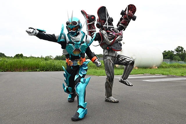 封印されたカードから放たれたケミーが人間の悪意と結合した結果、生み出されてしまった怪人たちがマルガム（写真）だ。その形態は、カマキリやアリ、ゴリラ、潜水艦、スケボーなど、まったく予測不能だ