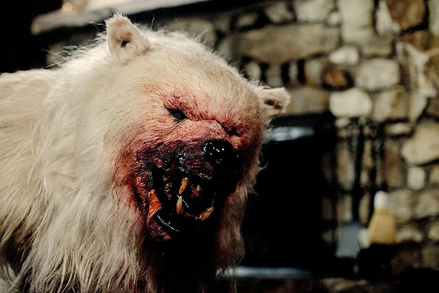 『アンナチュラル』（2015年）　とある写真家がグラビアの撮影をするために、水着美女を連れて自然光が美しい極寒のアラスカ州にロケーションに出かける。時を同じくして、その近郊では遺伝子組み換え実験によって、獰猛なホッキョクグマが生まれていた！　デジタル配信中　©2014 ARCTIC ZEBRA PICTURES, LLC