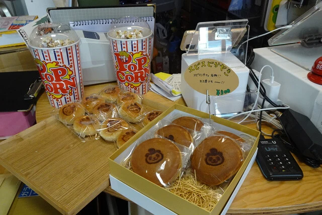 「ヱビスシネマ。」では同館オリジナルのフードメニューが充実。写真右は名物の「ヱビスどらやき」（税込300円）