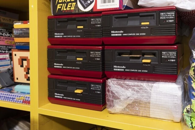 ディスクシステムも当然のごとく複数台所有しているフジタ。イジェクトボタンが飛び出した本体には、何かのゲームカードが入れっぱなし?