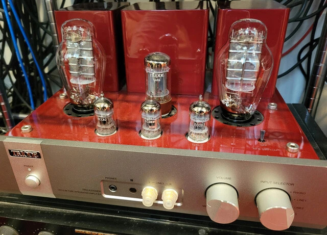 沢辺雪祈（ピアノ）の音の強調を担当する真空管『Western Electric（ウェスタン・エレクトリック）300B』（両端の電球）。「天才的な雪祈君の演奏を余すことなく表現できる、クリアかつ繊細な音を響かせる極上の真空管。それを生かすために素直な音質のTRIODE（トライオード）のアンプを組み合わせました」（近兼氏）