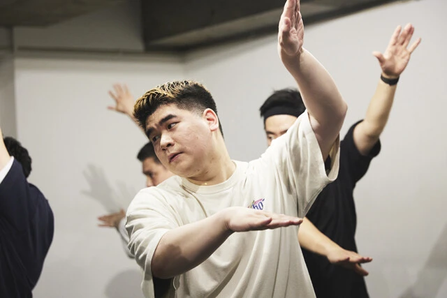 腕の伸ばし方、手の形や重心に悩んだら、本家を確認。「本家のダンスに正解はある」と話す