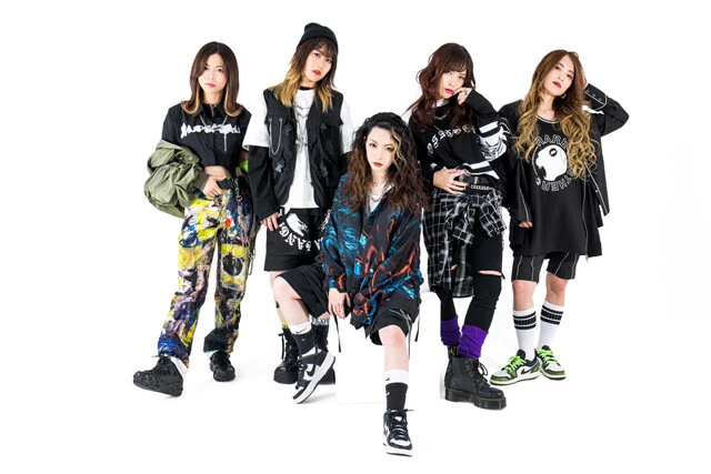 メンバーは左から、むらたたむ(Dr.)、ハラグチサン(Ba.)、mayu(Vo.)、SAKI(Gt.)、葉月(Gt.)