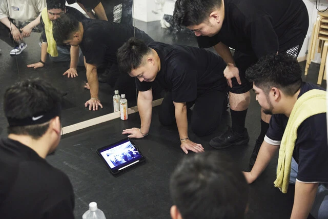 練習場所は都内のスタジオ。自分たちのダンスを撮影し、入念にチェックして完コピを目指す