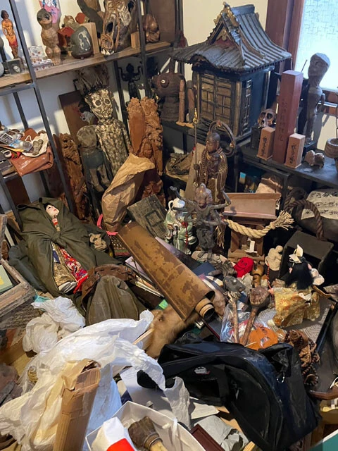 現在は部屋ひとつを呪物部屋にして保管。毎朝お香を炊くなど、できる範囲でお世話している