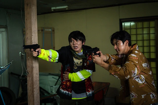 ちさと・まひろに相対する、殺し屋兄弟にも注目！　兄が「ゆうり」(丞威、右)、弟が「まこと」(濱田龍臣、左)だ。(c)2023「ベイビーわるきゅーれ2」製作委員会