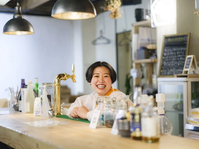 リーズナブルなお酒やフードが楽しめる「近近」。カウンターに立つ店長の丸児美沙さん