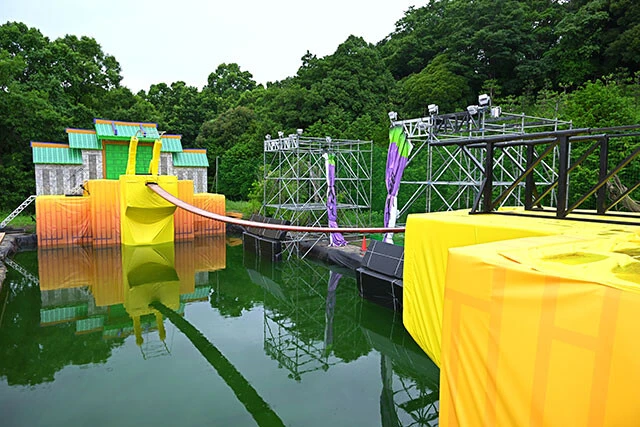 こちらも伝説の名物ゲーム「ジブラルタル海峡」。令和版はよりパワーアップして難攻不落になっている。撮影場所は昭和版の撮影地と同じ緑山スタジオだ