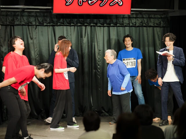 チームの勝利がかかった大事な場面であっち向いてホイをやることになったおばあちゃん。「最初はグー」を言い忘れただけで場内は大爆笑