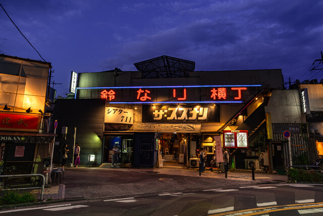 東京・下北沢「ザ・スズナリ」劇場の外観。2階部分が劇場で、バーやスナックなどが並ぶ1階部分の「鈴なり横丁」の入り口にあるのが「tonlist」（東京都世田谷区北沢1-45-15）