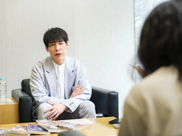 写真手前が作画担当の春夏冬画楽(あきない・がらく)先生