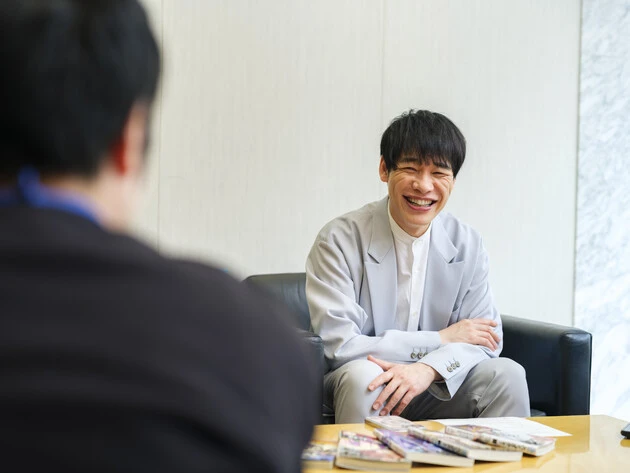 精神的に追い込まれながらもお越しいただいたのが、写真手前の原作担当・綿引(わたひき)智也先生