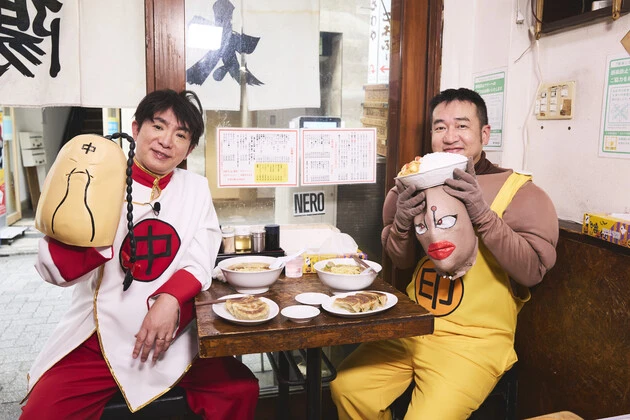 濱口さん(ラーメンマン)が勧めるラーメンを食するおふたり。だいぶ涼しくなってきたとはいえ、汗だらだら