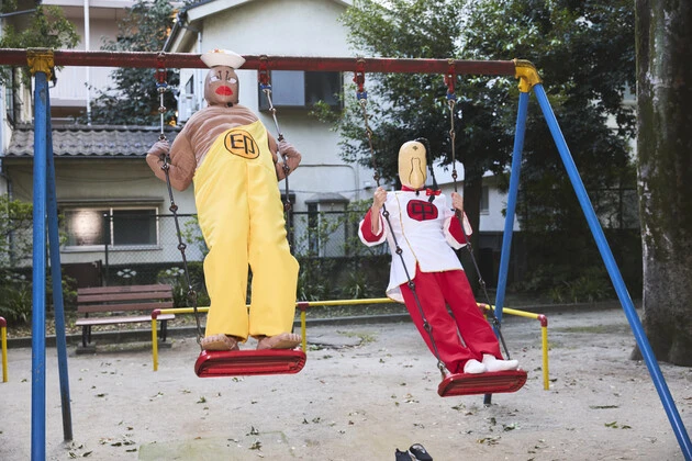 公園でブランコをこぐだけで絵になる2超人。超人オリンピックでお互いキン肉マンに負けてしまったことを回想していた