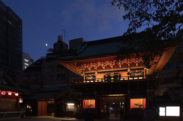 会場は、ITにご利益のあるお守りがあることでも知られる東京・神田明神に隣接する神田明神ホール