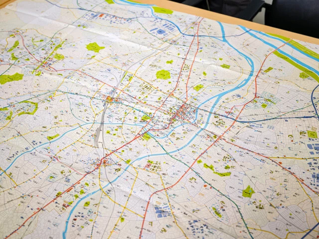 写真⑧　今和泉氏が制作した中村市の地図。じっくり見たい方は、Webサイト『空想都市へ行こう！』へアクセスすれば鑑賞できる。都市部や団地、鉄道路線などはもちろんのこと、存在しないスーパーやコンビニのロゴなどまで堪能できるぞ！