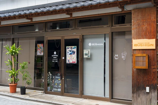 今年5月、福島県の飯坂温泉街にオープンした「ゲーミングスペース　IBUSHIGIN」。翔はここでも仲間たちと日々腕を磨いている