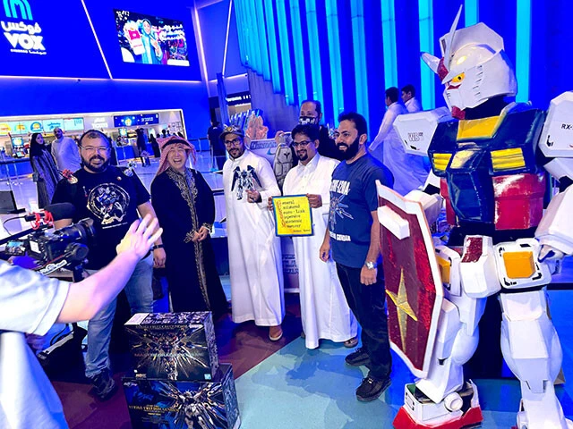 大型ショッピングモール「リヤドパーク」内の映画館。ここで、『機動戦士ガンダムSEED FREEDOM』のプレミア上映会が行なわれた。中東のガンダムファンたちと一緒に撮影する筆者(左から2人目)