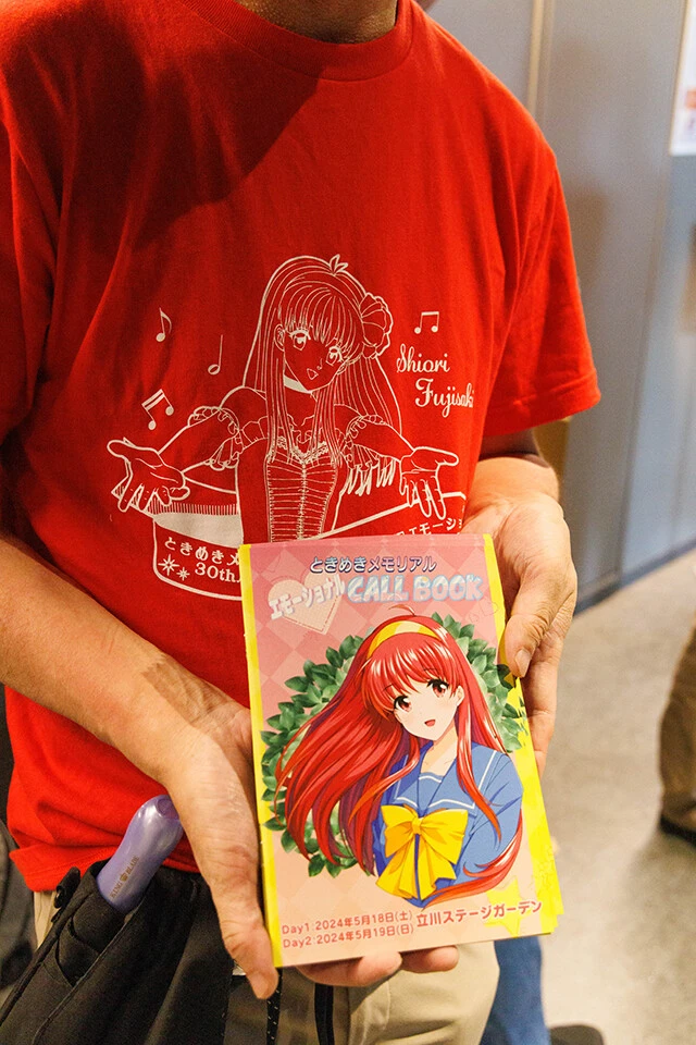 会場ではライブに向けて楽曲のコール集をまとめた同人誌を無料で配るファンの姿も