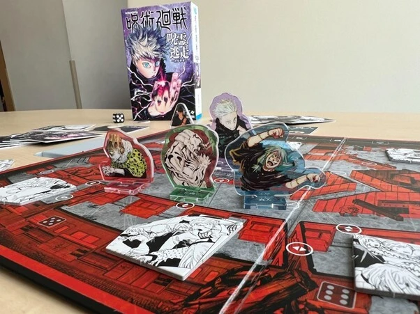 事件に巻き込まれた民間人の混乱した様子は、一枚一枚が少しずつ異なる切り取り方をされた、トゲ感をもった「人間」のピースで描かれている