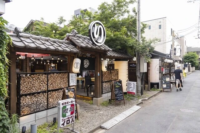 全国にあるのれん街のうちのひとつ「ほぼ新宿のれん街」。古民家10棟と倉庫を、飲食店20店舗にリフォームさせた。「YOI×芸」所属の流しが毎日2～3組、出演する