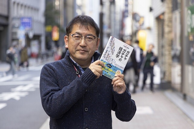 一般社団法人 日本ガチャガチャ協会代表理事である小野尾勝彦さん。カプセルトイのコンサルティングやメディア出演、講演、イベント主催などを行っている。モットーは「ガチャガチャがある国は平和です」