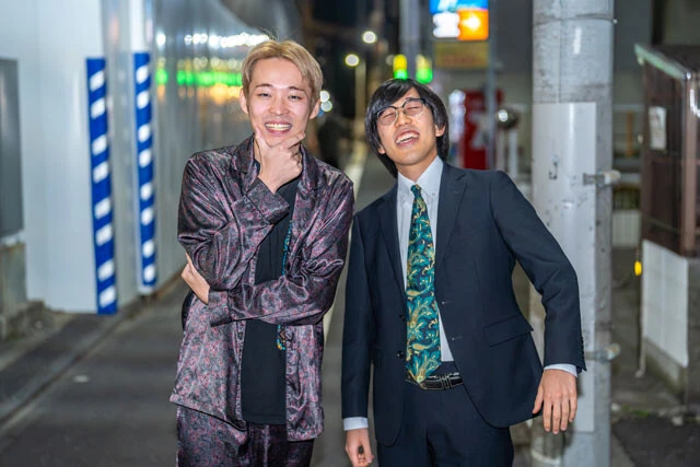 デビュー1年半で持ちネタ50本もある無尽蔵のふたり。右は東京大学大学院在学中（農業資源経済学専攻）のやまぎわ（24歳）、左が東京大学文学部卒業の野尻（25歳）